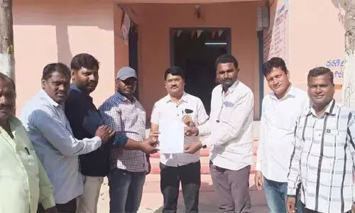 వీఆర్ఏ, ఎంపిటీసీల పై చర్యలు తీసుకోవాలి : ప్రెస్ క్లబ్ సభ్యుల డిమాండ్