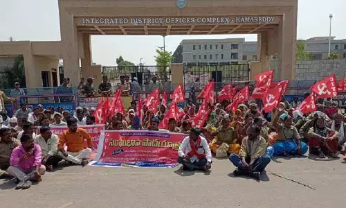 కలెక్టరేట్ ఎదుట కార్మికుల ధర్నా..