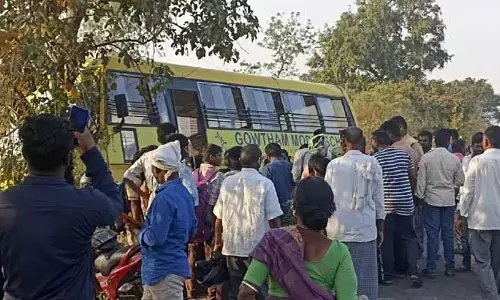 తృటిలో తప్పిన ప్రమాదం.. చెట్టును ఢీకొన్న ప్రైవేట్ స్కూల్ బస్సు..