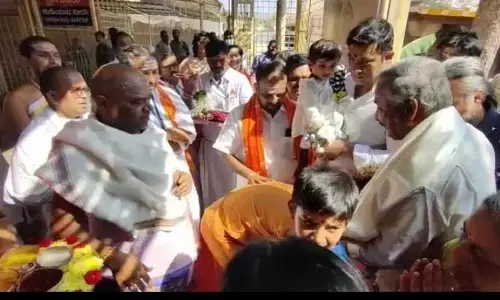 Kurnool: శివమాలతో మంత్రి కాళ్లు మొక్కిన శ్రీశైలం ఈవో