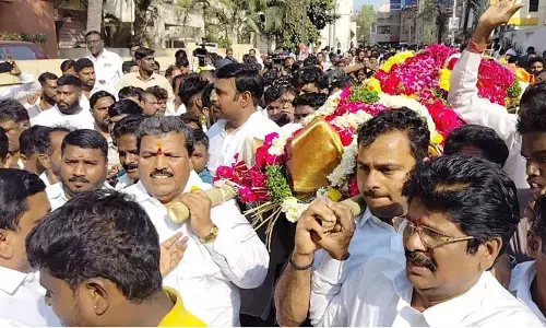 సాయన్న అంత్యక్రియల్లో ఉద్రిక్తత: తెలంగాణేతరులకేనా ప్రభుత్వ లాంఛనాలు