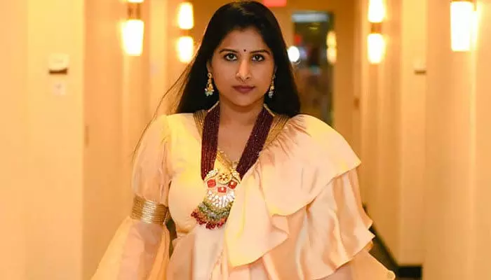 మరో వివాదంలో మంగ్లీ.. గుట్టుచప్పుడు కాకుండా ఆ వీడియో తీసిందంటూ మరో వివాదంలో మంగ్లీ.. గుట్టుచప్పుడు కాకుండా ఆ వీడియో తీసిందంటూ