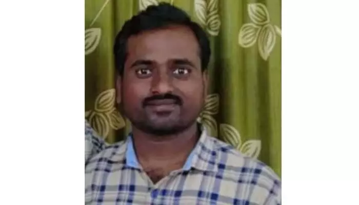 లంచం తీసుకుంటూ ఏసీబీకి చిక్కిన రెవెన్యూ ఏఎస్ఓ.. లంచం తీసుకుంటూ ఏసీబీకి చిక్కిన రెవెన్యూ ఏఎస్ఓ..