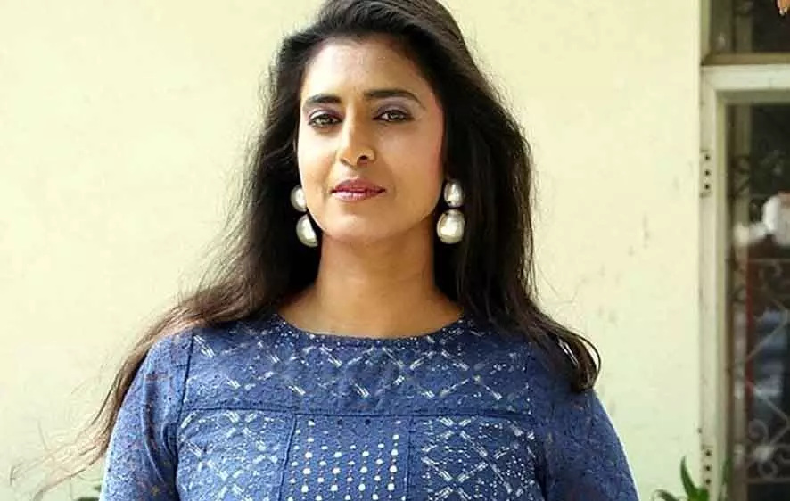 అనారోగ్యంతో బాధ పడుతున్న సీనియర్ నటి.. వైరల్ పిక్స్ అనారోగ్యంతో బాధ పడుతున్న సీనియర్ నటి.. వైరల్ పిక్స్