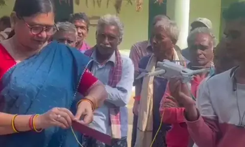 మారుమూల గ్రామంలో డ్రోన్‌తో పింఛన్