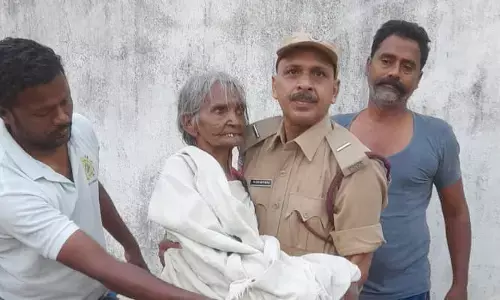 బావిలో పడ్డ వృద్ధురాలిని కాపాడిన రెస్క్యూ టీం