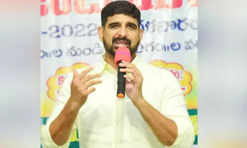 మహిళా కమిషన్ కార్యాలయానికి MLC కౌశిక్ రెడ్డి