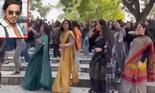 పఠాన్ సాంగ్ కు ఢిల్లీ ప్రొఫెసర్ల డ్యాన్స్.. షారూఖ్ రియాక్షన్ ఇదే..!