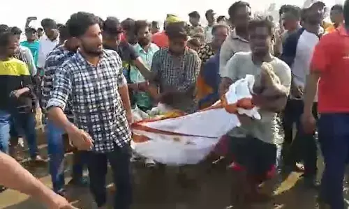 విశాఖ తీరానికి ఇద్దరు యువకుల మృతదేహాలు