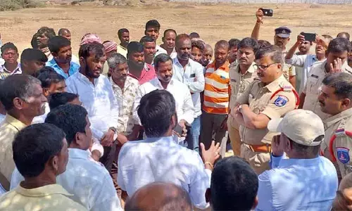 సుల్తాన్ పల్లిలో ఉద్రిక్తత.. ఇరు వర్గాలను చెదరగొట్టిన పోలీసులు..