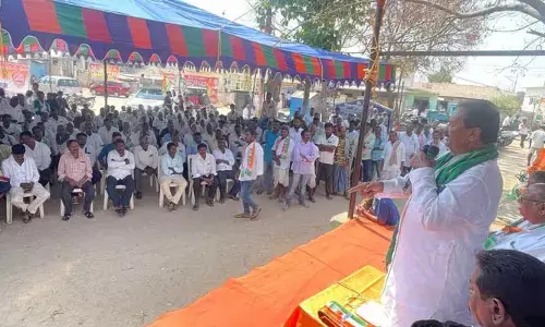 మీడియా గొంతు నొక్కుతున్న టీఆర్ఎస్, బీజేపీ..