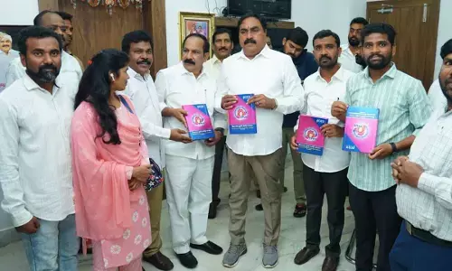 ప్రైవేట్ ఉద్యోగులకు ప్రభుత్వం అండగా ఉంది : మంత్రి ఎర్రబెల్లి