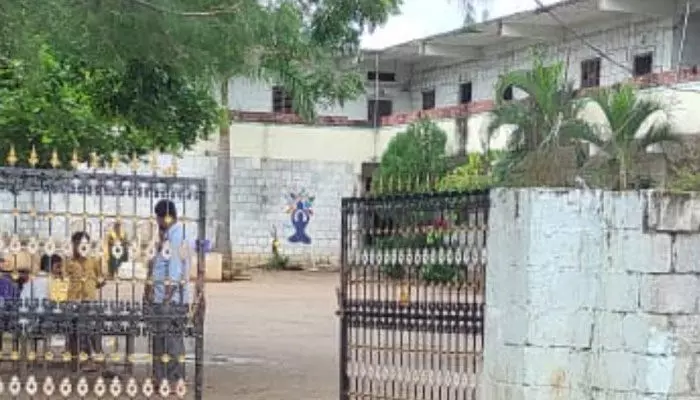 కారు కడిగింది విద్యార్థి కాదంట.. ప్రైవేటు డ్రైవరేనట? కారు కడిగింది విద్యార్థి కాదంట.. ప్రైవేటు డ్రైవరేనట?