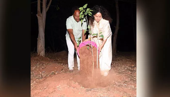 ఆ ఛాలెంజ్లో పాల్గొన్న బాలీవుడ్ ఫైర్ బ్రాండ్ ఆ ఛాలెంజ్లో పాల్గొన్న బాలీవుడ్ ఫైర్ బ్రాండ్
