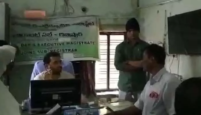 తమాషా చేస్తున్నారా..? ఎన్నేళ్లు మీ చుట్టూ తిరుగాలే..? నెక్కొండ తహసీల్దార్పై ఓ వ్యక్తి తిట్లదండకం.. తమాషా చేస్తున్నారా..? ఎన్నేళ్లు మీ చుట్టూ తిరుగాలే..? నెక్కొండ తహసీల్దార్పై ఓ వ్యక్తి తిట్లదండకం..
