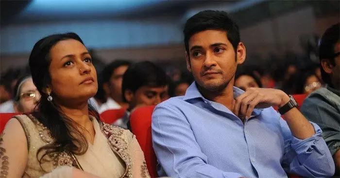 Mahesh Babu అంత రొమాంటిక్నా.. నమ్రత నుంచి ముద్దు కోసం అంత పని చేశాడా? Mahesh Babu అంత రొమాంటిక్నా.. నమ్రత నుంచి ముద్దు కోసం అంత పని చేశాడా?