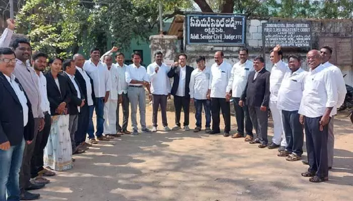 కోర్టు విధులను బహిష్కరించిన న్యాయవాదులు.. కోర్టు విధులను బహిష్కరించిన న్యాయవాదులు..