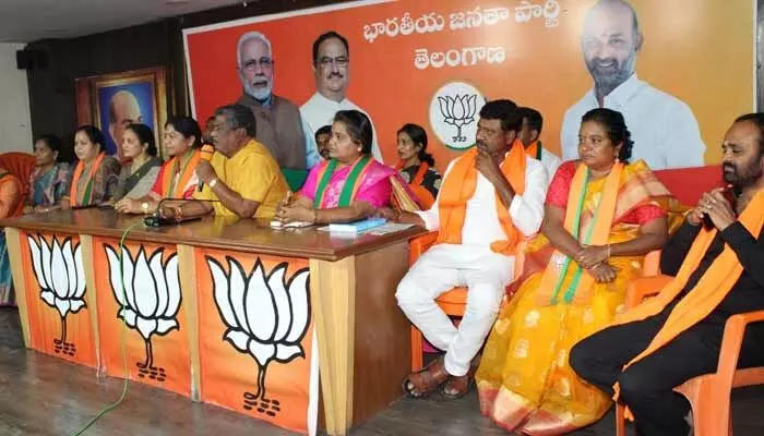 మేయర్ పై బీజేపీ కార్పొరేటర్ల ధ్వజం మేయర్ పై బీజేపీ కార్పొరేటర్ల ధ్వజం