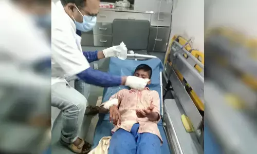 హాస్టల్ విద్యార్థి పై వీధి  కుక్క దాడి..