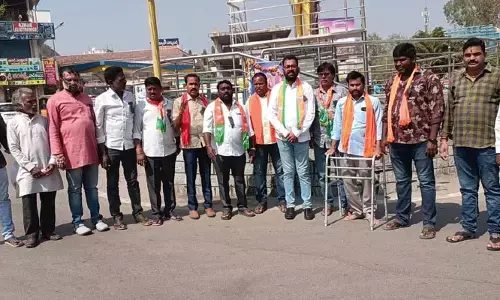 అధికార లాంఛనాలతో అంత్యక్రియలు చేయకపోవడంపై నిరసన
