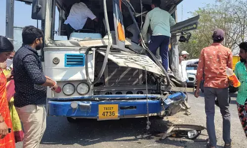 ఘోర రోడ్డు ప్రమాదం.. ఆర్టీసీ బస్సు డీసీఎం ఢీ