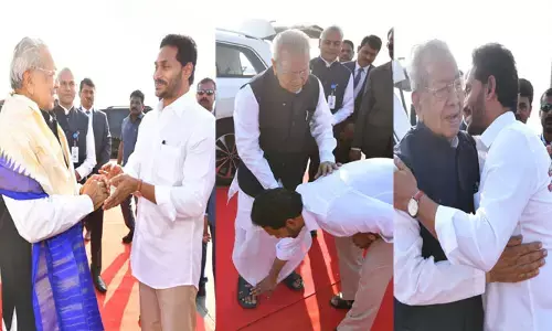 గవర్నర్ కాళ్లు మొక్కిన సీఎం జగన్