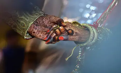రిసెప్షన్ ముందు గదిలో రక్తపు మడుగులో కనిపించిన జంట