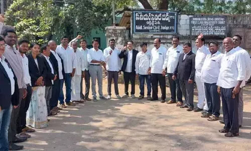 కోర్టు విధులను బహిష్కరించిన న్యాయవాదులు..