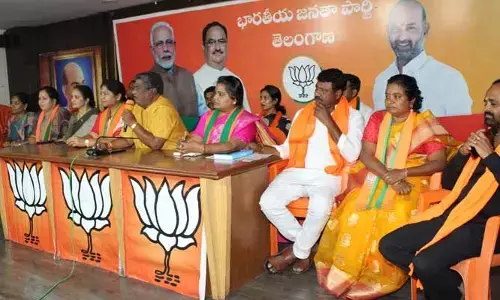 మేయర్ పై బీజేపీ కార్పొరేటర్ల ధ్వజం