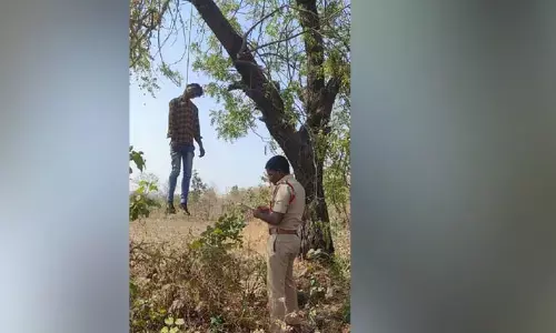 చెట్టుకు ఉరి వేసుకుని యువకుని ఆత్మహత్య..