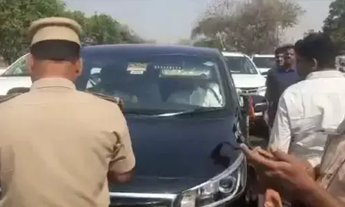బండి సంజయ్​ కాన్వాయ్​ ని అడ్డుకున్న పోలీసులు..