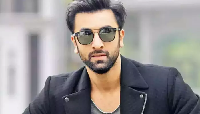 ఫిల్మ్ ఇండస్ట్రీ నుంచి తప్పుకుంటున్న రణ్బీర్.. ఆమె కోసమే రిస్క్ చేస్తున్నట్లు వెల్లడి ఫిల్మ్ ఇండస్ట్రీ నుంచి తప్పుకుంటున్న రణ్బీర్.. ఆమె కోసమే రిస్క్ చేస్తున్నట్లు వెల్లడి