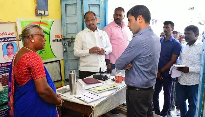 రేషన్ దుకాణాలను ఆకస్మికంగా తనిఖీ చేసిన కలెక్టర్ రేషన్ దుకాణాలను ఆకస్మికంగా తనిఖీ చేసిన కలెక్టర్
