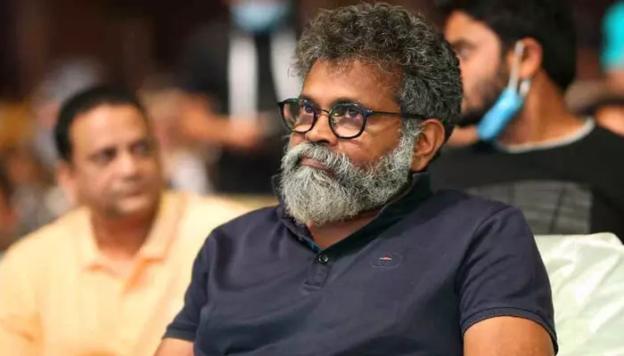 దాన్ని దృష్టిలో పెట్టుకునే అలాంటి డైలాగ్స్ రాస్తాను: సుకుమార్ దాన్ని దృష్టిలో పెట్టుకునే అలాంటి డైలాగ్స్ రాస్తాను: సుకుమార్