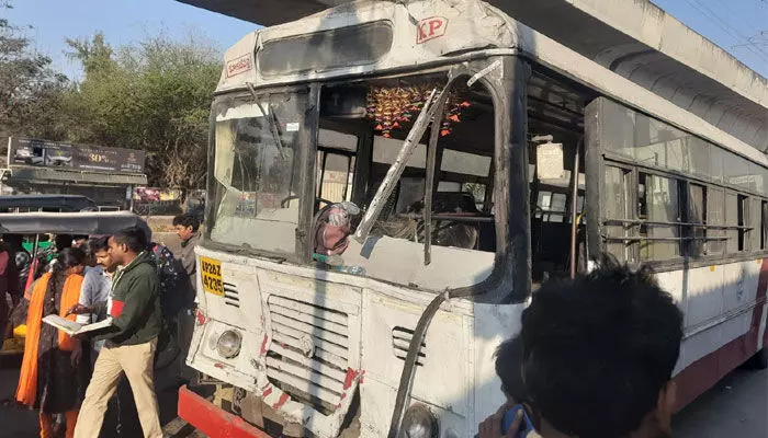 కూకట్ పల్లిలో ఆర్టీసీ బస్సు బీభత్సం: ఆరుగురికి గాయాలు కూకట్ పల్లిలో ఆర్టీసీ బస్సు బీభత్సం: ఆరుగురికి గాయాలు