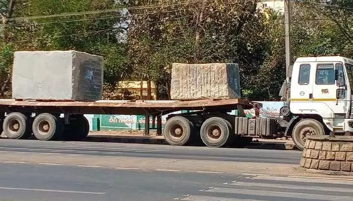ఒక్క రాయి జారి మీద పడ్డా తుక్కుతుక్కే....! అయినా పట్టించుకోని అధికారులు ఒక్క రాయి జారి మీద పడ్డా తుక్కుతుక్కే....! అయినా పట్టించుకోని అధికారులు