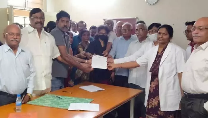 తుదిశ్వాస వరకు ఎర్రజెండాలో కొనసాగిన పరుచూరి కుటుంబరావు.. తుదిశ్వాస వరకు ఎర్రజెండాలో కొనసాగిన పరుచూరి కుటుంబరావు..