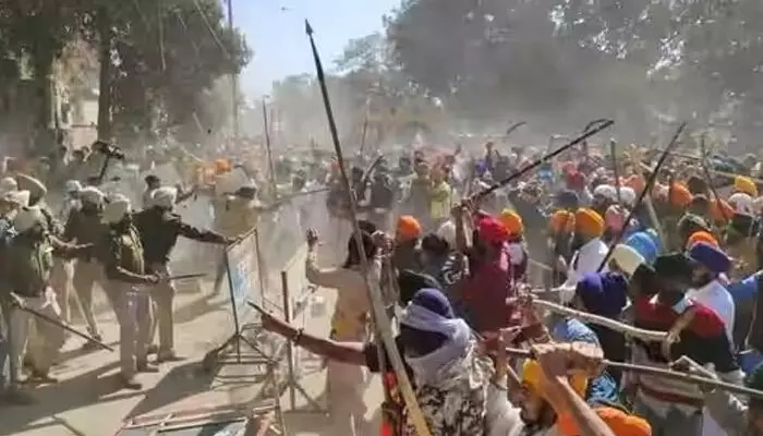 పంజాబ్లో ఆర్ఆర్ఆర్ సీన్ రిపీట్.. తుపాకులు, కత్తులతో పోలీస్ స్టేషన్లో రణరంగం పంజాబ్లో ఆర్ఆర్ఆర్ సీన్ రిపీట్.. తుపాకులు, కత్తులతో పోలీస్ స్టేషన్లో రణరంగం