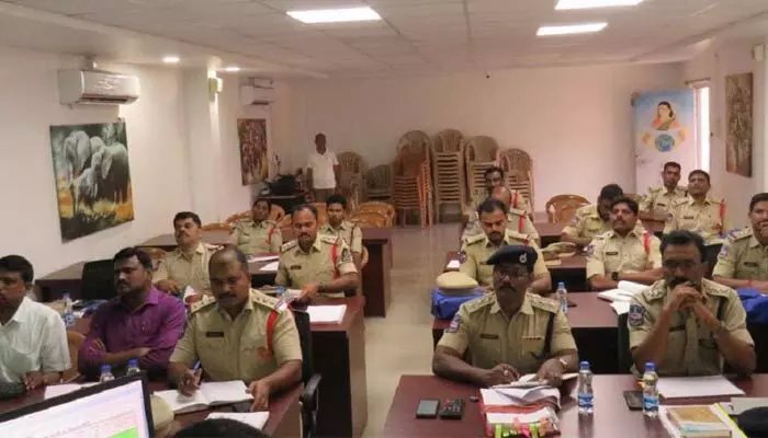 ఎస్సీ, ఎస్టీ, ఫోక్సో కేసుల పట్ల నిర్లక్ష్యం వహిస్తే కఠిన చర్యలు : ఎస్పీ కోటిరెడ్డి ఎస్సీ, ఎస్టీ, ఫోక్సో కేసుల పట్ల నిర్లక్ష్యం వహిస్తే కఠిన చర్యలు : ఎస్పీ కోటిరెడ్డి