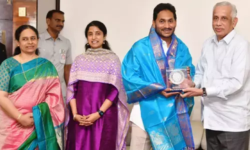 కొత్త గవర్నర్‌‌తో సీఎం జగన్‌ దంపతులు భేటీ