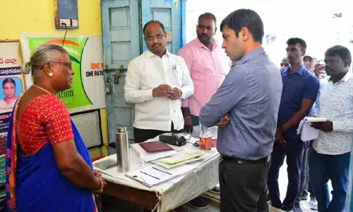 రేషన్ దుకాణాలను ఆకస్మికంగా తనిఖీ చేసిన కలెక్టర్
