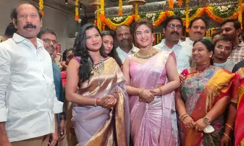 ఖమ్మంలో సందడి చేసిన ప్రముఖ సినిమా హీరోయిన్