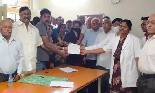 తుదిశ్వాస వరకు ఎర్రజెండాలో కొనసాగిన పరుచూరి కుటుంబరావు..