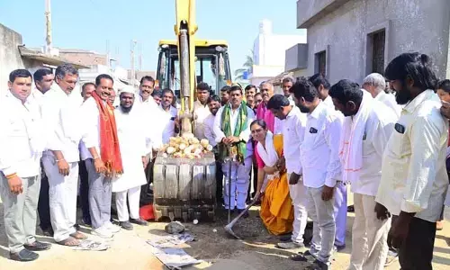 సీసీ రోడ్డు నిర్మాణ పనులకు ఎమ్మెల్యే శంకుస్థాపన..