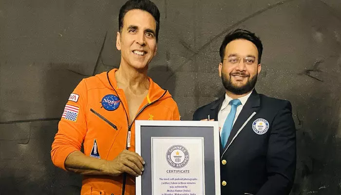 Akshay kumar: అత్యధిక సెల్ఫీలతో స్టార్ హీరో గిన్నిస్ రికార్డ్ Akshay kumar: అత్యధిక సెల్ఫీలతో స్టార్ హీరో గిన్నిస్ రికార్డ్