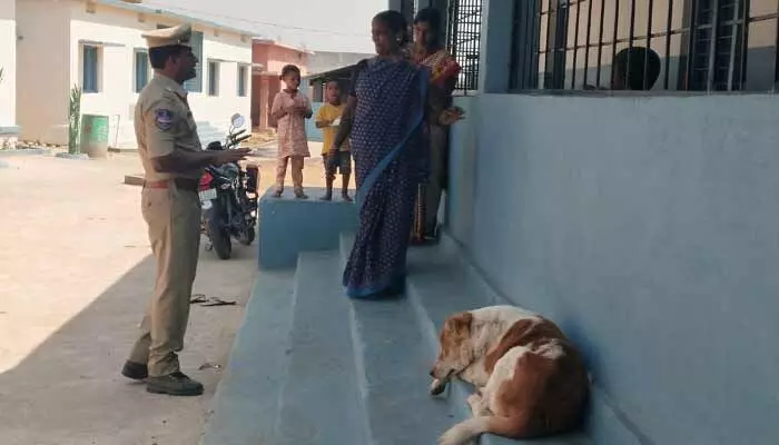 కుక్కలు, పందుల విషయంలో జాగ్రత్తగా ఉండాలి: ఎస్సై రామన్ గౌడ్ కుక్కలు, పందుల విషయంలో జాగ్రత్తగా ఉండాలి: ఎస్సై రామన్ గౌడ్