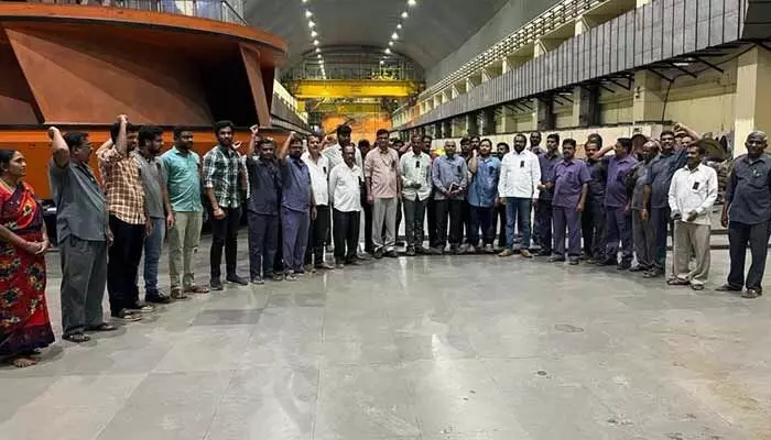 జెన్కో ఉద్యోగుల నిరసన... ప్రభుత్వంపై ఫైర్ జెన్కో ఉద్యోగుల నిరసన... ప్రభుత్వంపై ఫైర్