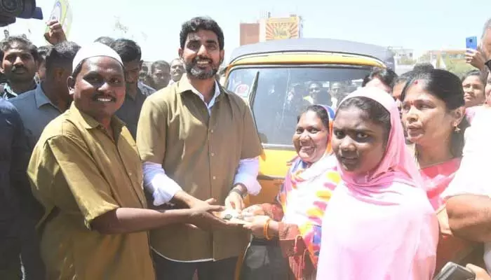 మాట తప్పని Nara Lokesh.. హమీద్ బాషాకు కొత్త ఆటో అందజేత మాట తప్పని Nara Lokesh.. హమీద్ బాషాకు కొత్త ఆటో అందజేత