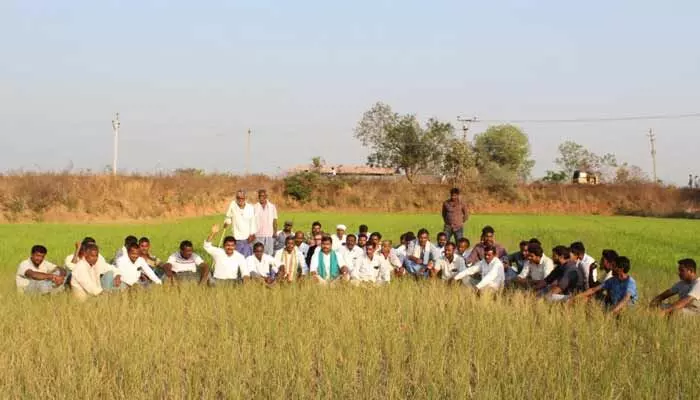 వినూత్న రీతిలో నిరసన చేపట్టిన రైతులు... వినూత్న రీతిలో నిరసన చేపట్టిన రైతులు...