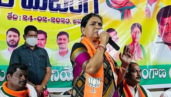 అర్హులైన భార్యాభర్తలకు పింఛన్లు ఇస్తాం: డీకే అరుణ అర్హులైన భార్యాభర్తలకు పింఛన్లు ఇస్తాం: డీకే అరుణ